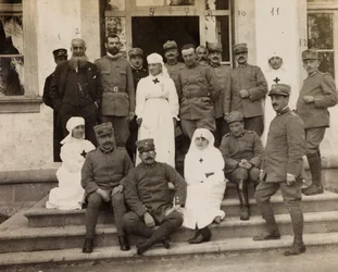 Álbum da Primeira Guerra Mundial em Friuli-Venezia Giulia: retrato de grupo com oficiais e enfermeiras da Cruz Vermelha durante a visita dos Cavaleiros de Malta a Villa Brazzà, lar de 17 do Hospital de guerra em Soleschiano Manzano, 25/11/1915 (foto a p/b)