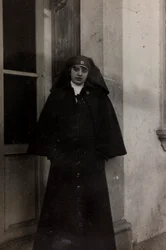 Álbum da Primeira Guerra Mundial em Friuli-Venezia Giulia: retrato da enfermeira da Cruz Vermelha Elena Bianconcini em Villa Brazzà, casa de 17 do Hospital de guerra em Soleschiano Manzano (foto a p/b)