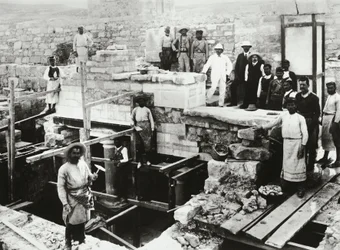Arthur Evans durante a reconstrução do Palácio Minoan (foto a p/b)