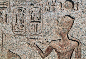 Obelisco com relevos e inscrições de Ramesses II, Grande Templo de Amon, Tanis, Egito, civilização egípcia, Novo Reino, Dinastia XIX