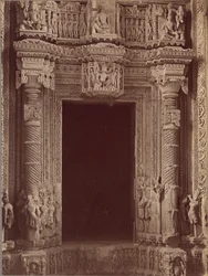 Interior da porta do templo de Sas Bahu, Gwalior