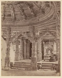 Interior do Templo de Delwara mostrando os pilares e a cúpula do telhado, Monte Abu
