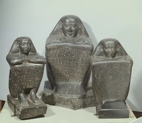 Bloquear estátuas de Akhamenru, Harwa e Amenemonet, dinastia 25-26 (diorito)