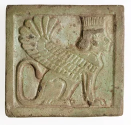 Placa com esfinge persa alada, c. 525-401 a.C.