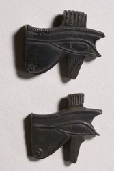 Dois amuletos do olho do wedjat (obsidiana)
