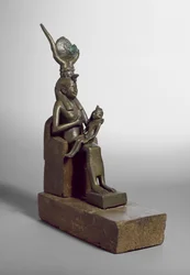 Estatueta votiva de Ísis a amamentar o menino Hórus, encontrada em Saqqara juntamente com o trono e a base originais de madeira