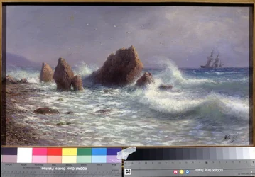 Na costa de Livadia (no golfo da Crimeia, Ucrânia). Paisagem marítima com um veleiro ao longe e as ondas do Mar Negro a quebrarem nos recifes. Pintura de Lev Felixovich Lagorio (1827-1905)