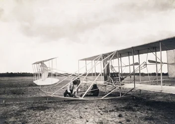 Leon Bollee trabalhando no avião dos irmãos Wright ", c.1909
