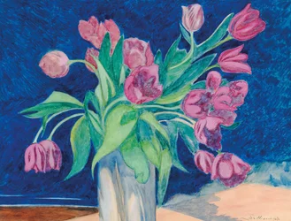 Tulipas cor de rosa em um vaso, ao fundo uma paisagem marinha com dunas, 1935.