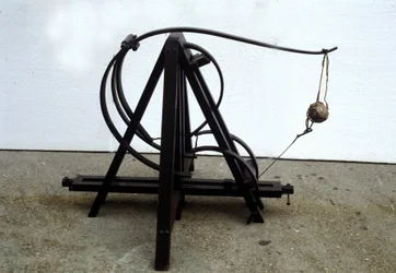 Uma catapulta. Modelo do desenho de Leonardo da Vinci (Leonardo da Vinci). Museu de Ciência e Tecnologia, Milão.