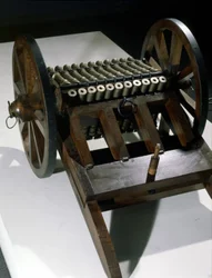Canhão com 33 canos rotativos, modelo a partir do desenho de Leonardo da Vinci (Leonardo da Vinci). Museu da Ciência e da Tecnologia, Milão.