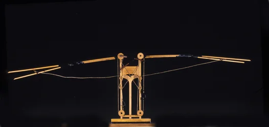Máquina para voar com as asas. Modelo a partir do desenho de Leonardo da Vinci (Leonardo da Vinci). Museu de Ciência e Tecnologia, Milão.