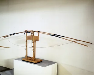 Máquina para voar com asas, modelo segundo o desenho de Leonardo da Vinci (Leonardo da Vinci). Museu de Ciência e Tecnologia, Milão.
