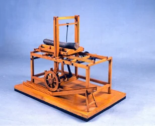 Modelo de madeira de uma serra hidráulica accionada por engrenagens e água. Feito a partir de um desenho de Leonardo da Vinci (1452-1519). Museu de Ciência e Tecnologia, Milão.