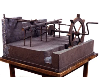 Modelo em madeira (modelo) de serra hidráulica operada por engrenagens e água. Feito após desenho por Leonardo da Vinci (Leonard de Vinci) (1452-1519) Museu da Ciência e Tecnologia, Milão.