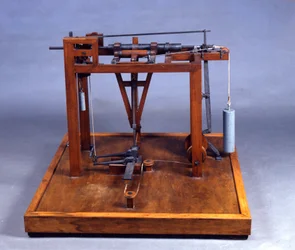 Modelo em madeira (modelo) do "Battiloro", um martelo de tambor usado para bater metais preciosos por Leonardo da Vinci (Leonard de Vinci) (1452-1519) Musee des Sciences et des Techniques, Milão.