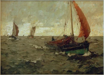 Traineira no mar com nuvens