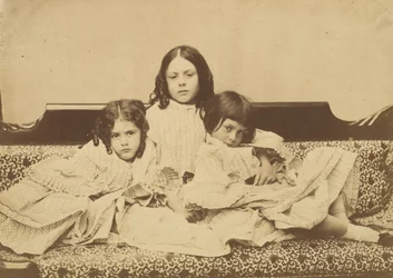 Edith, Ina e Alice Liddell num Sofá, Verão de 1858.