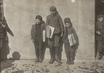 John Pento, 14 anos, Daniel e Angelo Pento, 7 anos, vendendo jornais, Hartford, Connecticut