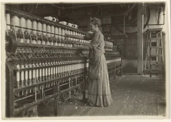 Numa fábrica de têxteis à moda antiga (fiação).