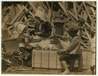 2 anos de idade Cyral descascar morangos de seu carrinho na estação Johnson&39;s Hulling, Seaford, Delaware, às vezes adormecer por alguns minutos, 1910
