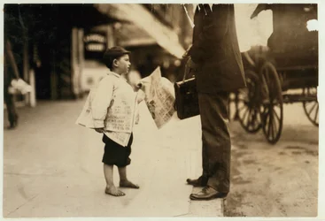 Jornalista de 6 anos de idade Hyman vendendo jornais até as 18h em Lawrence, Massachusetts, 1911