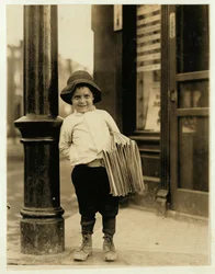 O jornaleiro de 6 anos, conhecido como Little Fattie e com apenas 3 pés e 4 pés de altura, trabalha há um ano em St. Louis, Missouri, 1910