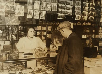 Um vendedor de catorze anos numa loja de charutos em Boston, Massachusetts