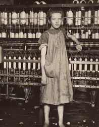 Addie Card, 12 anos. Fiadeira numa fábrica de algodão, North Pownal, Vermont, 1910.