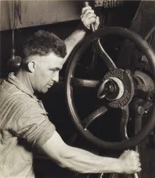 Um desenho industrial: Pennsylvania Rubber Co. na roda de controle de um grande calendário - Making Auto Tyres, 1920, impresso 1930