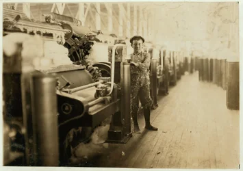 Menino, sweeper, cardando, máquinas, em, lincoln, algodão, moinhos, evansville, indiana, em, meias pés, ligado, um, escorregadio, chão, 1908
