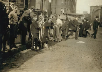 Rapazes a vender ideias na rua em Boston, Massachusetts