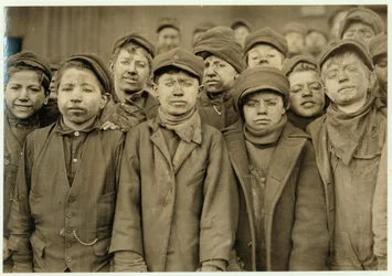 Meninos disjuntores (que escolhem carvão à mão) em Hughestown Borough Coal Co. Pittston, Pensilvânia, 1911