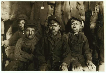 Meninos disjuntores (que escolhem carvão à mão) em Hughestown Borough Coal Co. Pittston, Pensilvânia, 1911