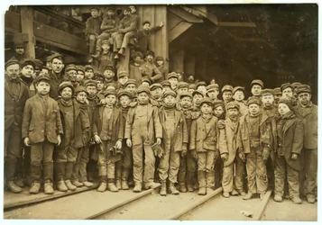 Rapazes que separam carvão à mão na Ewen Breaker da Pennsylvania Coal Co., South Pittston, Pensilvânia, 1911
