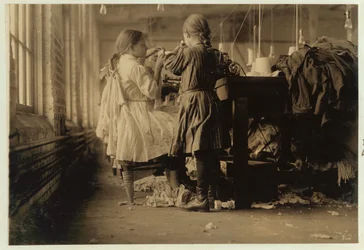 Criança raveler e looper em Loudon Hosiery Mills, Tennessee, 1910