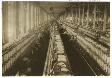 Crianças, trabalhando, em, a, girar, sala, em, moinho cornell, rio queda, massachusetts, 1912