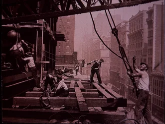 Empire State Building em construção, mostrando uma gangue de elevação no trabalho