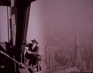 Empire State Building em construção, mostrando um inspetor verificando o trabalho