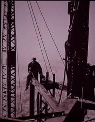 Empire State Building em construção, mostrando parafuso com chave de fenda