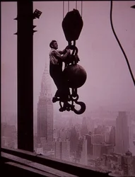 Empire State Building em construção, mostrando membro da tripulação da torre de perfuração