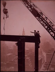 Empire State Building em construção, mostrando a colocação de viga de aço