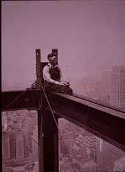 Empire State Building em construção, mostrando operário a fazer uma pausa