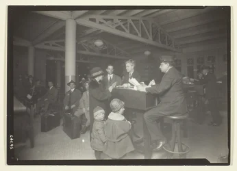 Família alemã, intérprete e registadora em Ellis Island