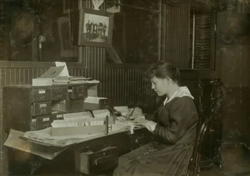 Malvina Amundsen, uma empregada de escritório de 15 anos da Eastern Talking Machine Co. na 177 Tremont Street em Boston, Massachusetts