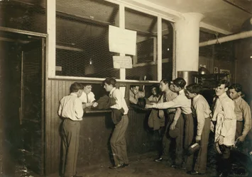 Mensageiros a entregarem os seus uniformes na sede da Postal Telegraph Co. na cidade de Nova Iorque