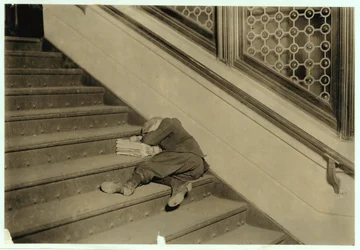 Jornaleiro dormindo com seus papéis em Jersey City, Nova Jersey, 1912