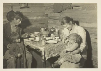 Família rural pobre a viver numa casa de fumo, Oklahoma, ao cuidado da Cruz Vermelha