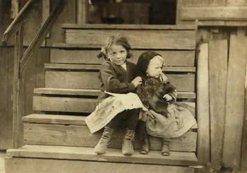 Retrato, jovem, menina, cuidar, bebê, irmã, enquanto, resto, família, trabalhando, local, Cannery, Bayou, La Batre, Alabama, EUA, c.1911