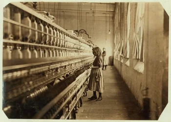 Sadie Pfeifer, com apenas 4 pés de altura, trabalha há 6 meses nas fábricas de algodão Lancaster, Carolina do Sul, 1908
